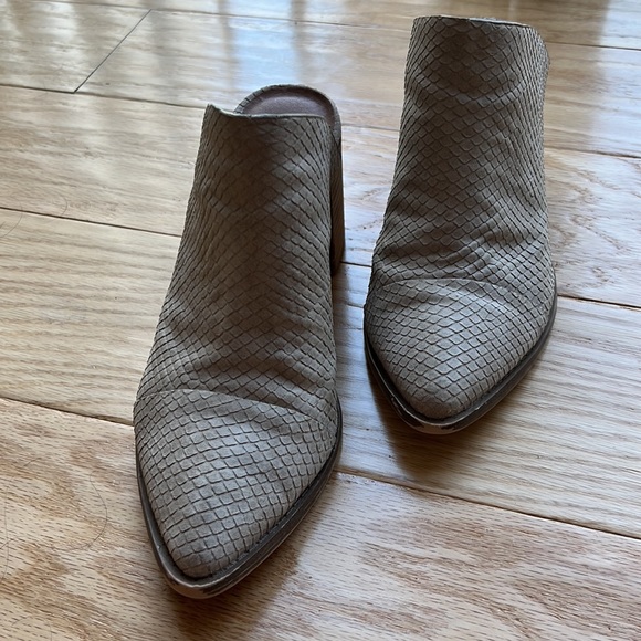 Tan block heels - Picture 2 of 5